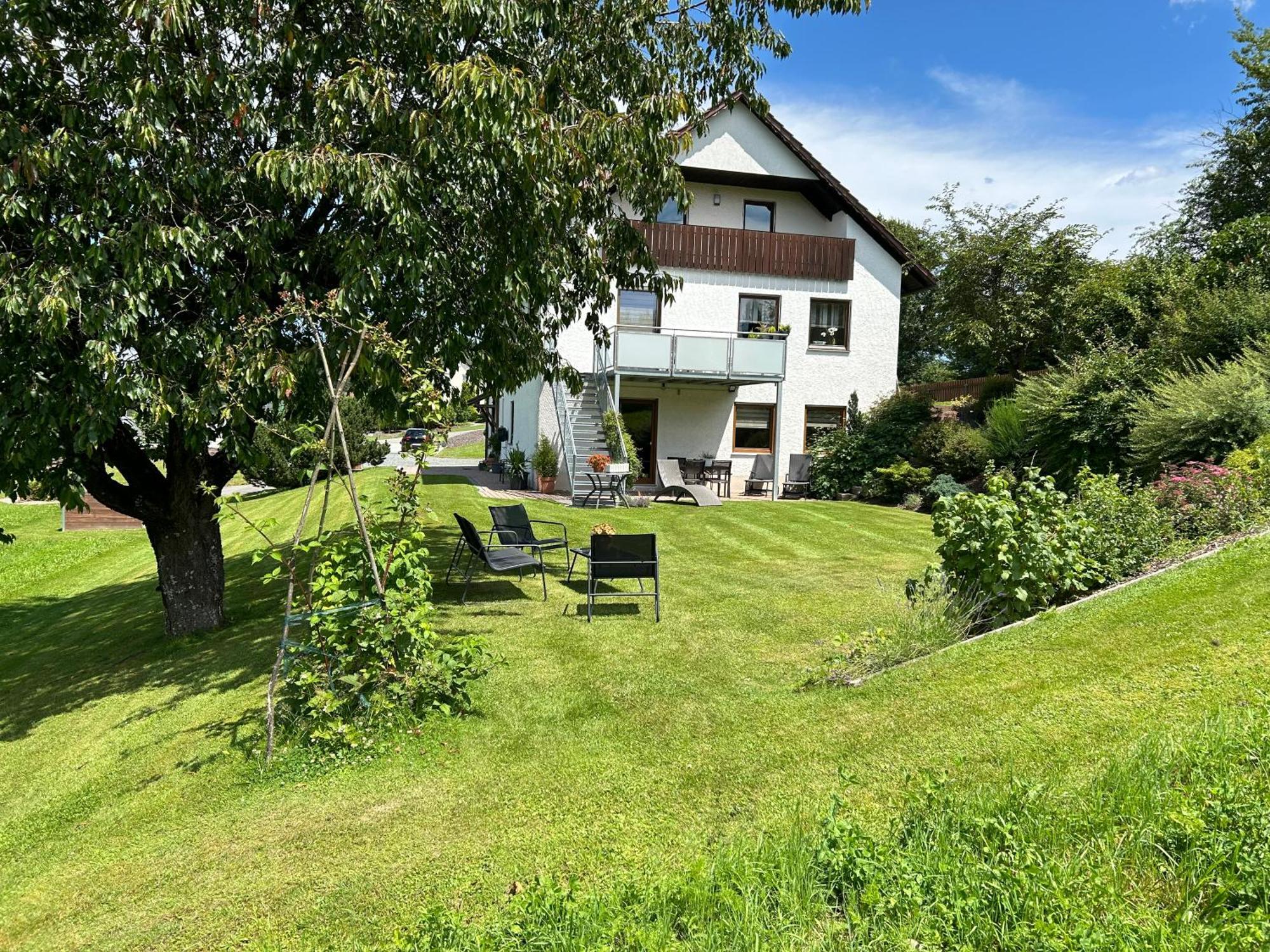 Ruhige Ferienwohnung Mit Terrasse Fuer 2 Personen Vohenstrauss Exterior photo